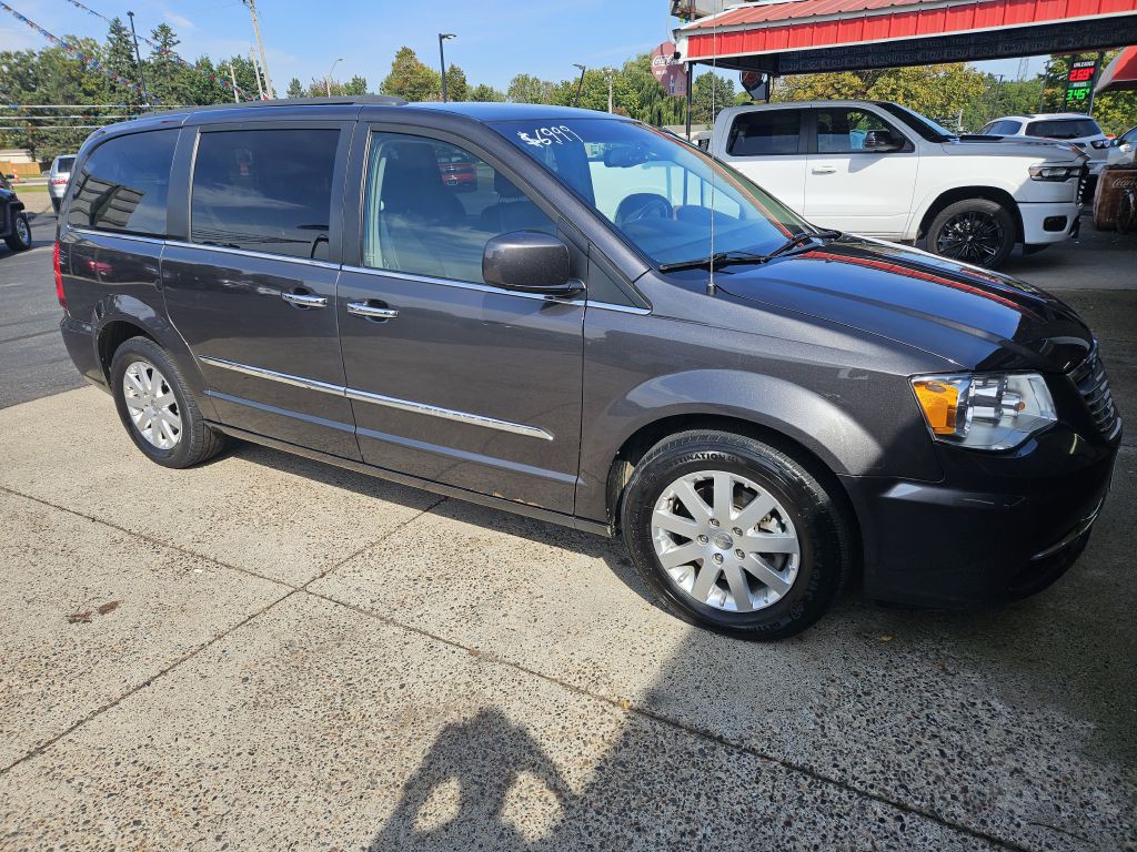2016 Chrysler Town & Country Image 1