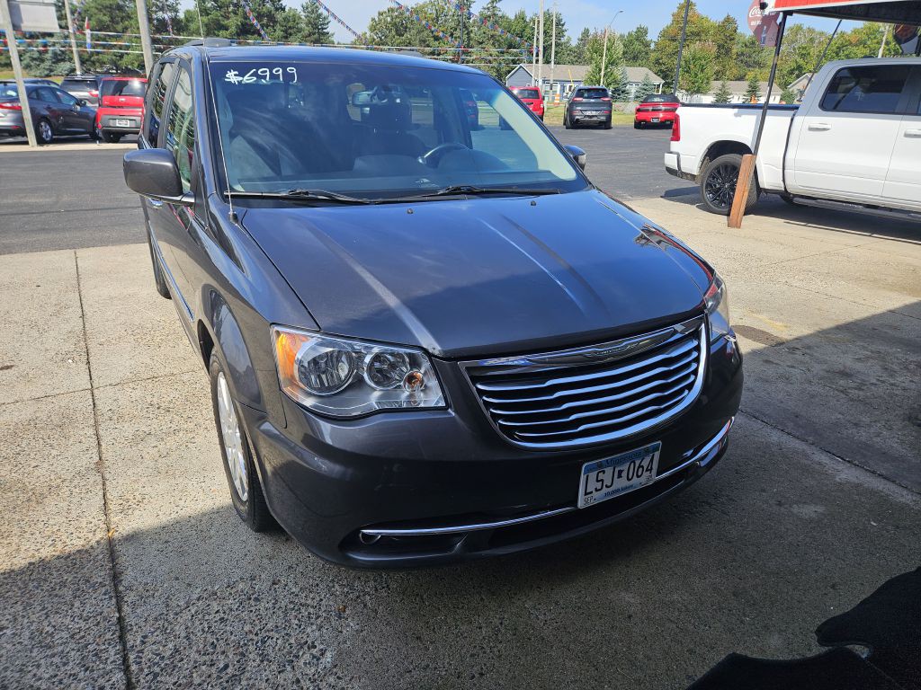 2016 Chrysler Town & Country Image 2