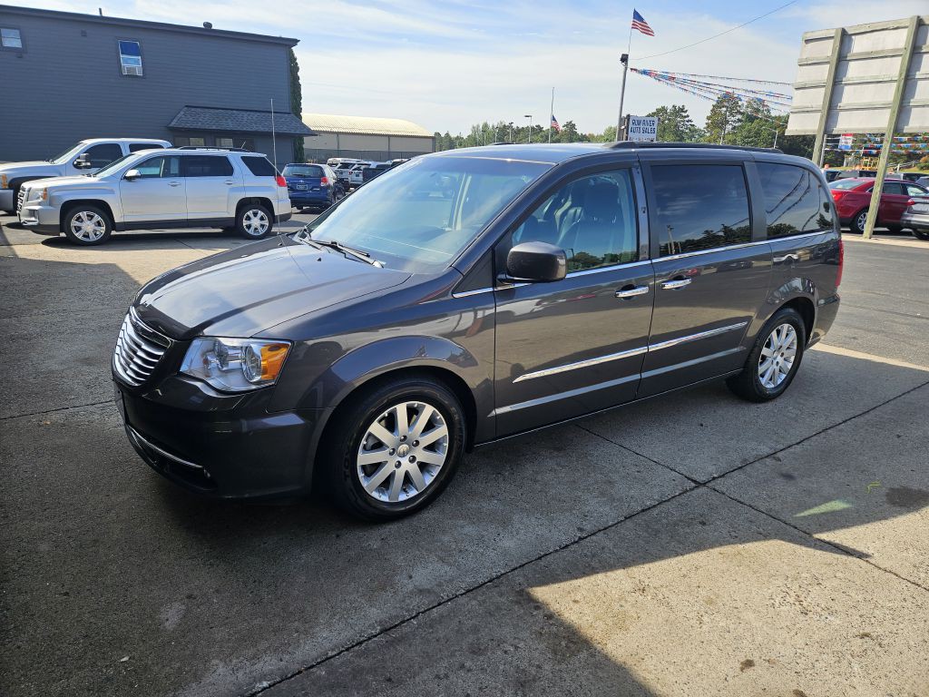 2016 Chrysler Town & Country Image 3