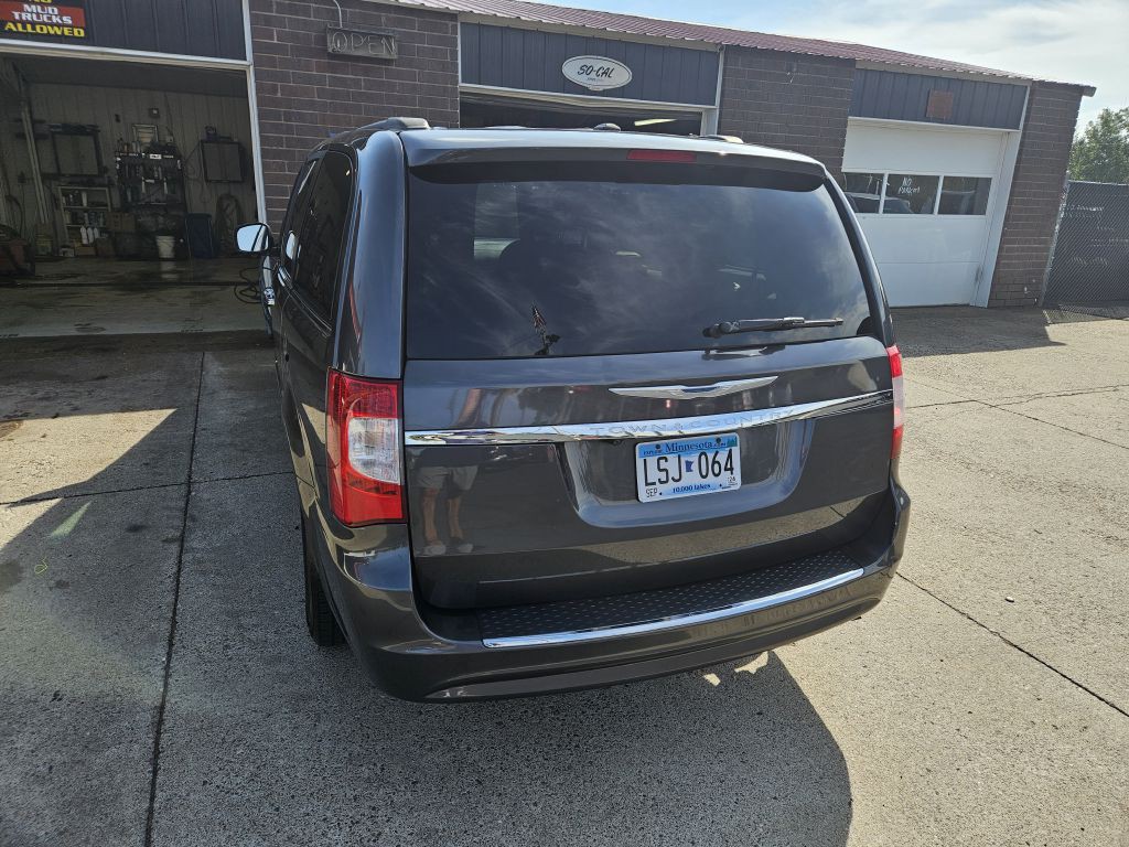 2016 Chrysler Town & Country Image 4