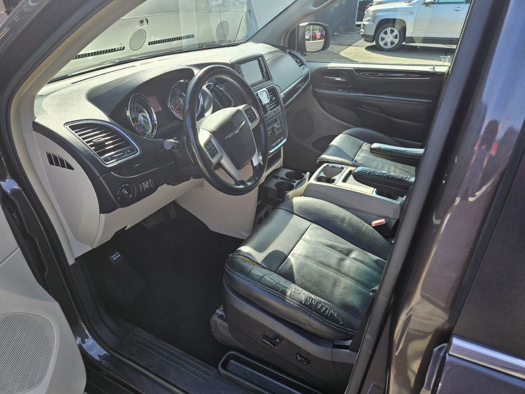 2016 Chrysler Town & Country Image 5