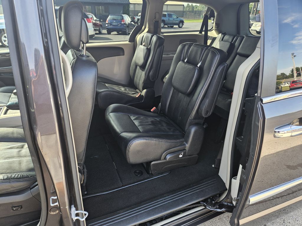 2016 Chrysler Town & Country Image 7