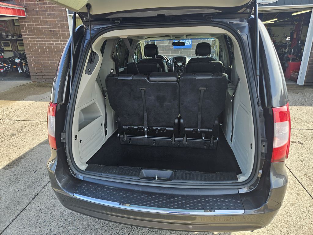 2016 Chrysler Town & Country Image 8