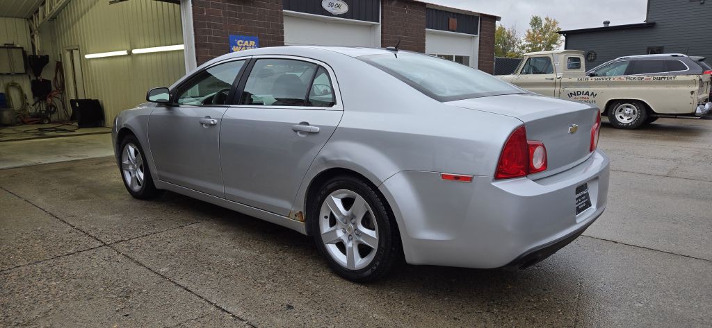 2011 Chevrolet Malibu Image 2