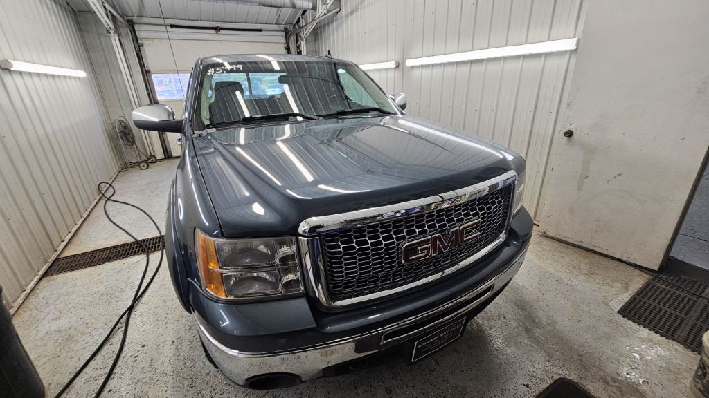 2011 GMC Sierra Image 2