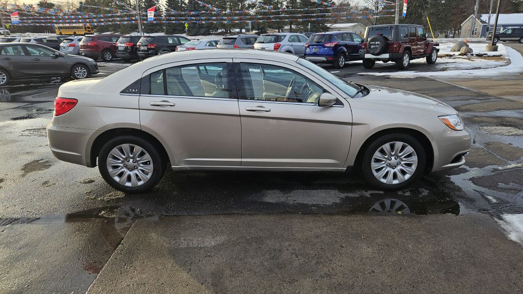 2013 Chrysler 200 Image 1