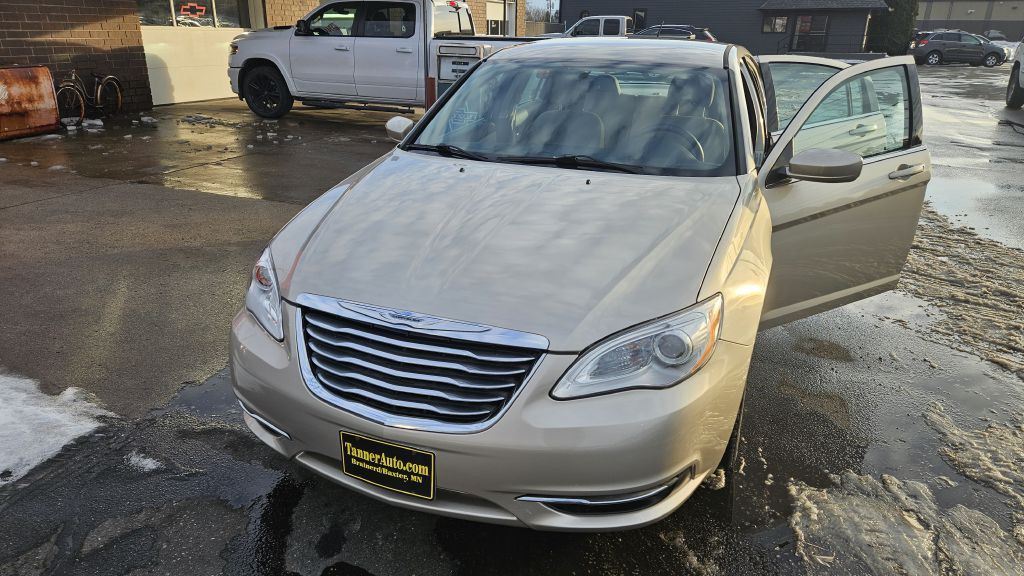 2013 Chrysler 200 Image 2