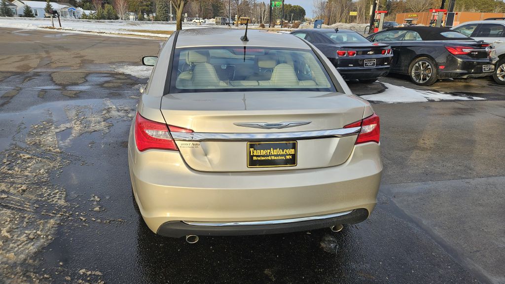 2013 Chrysler 200 Image 4