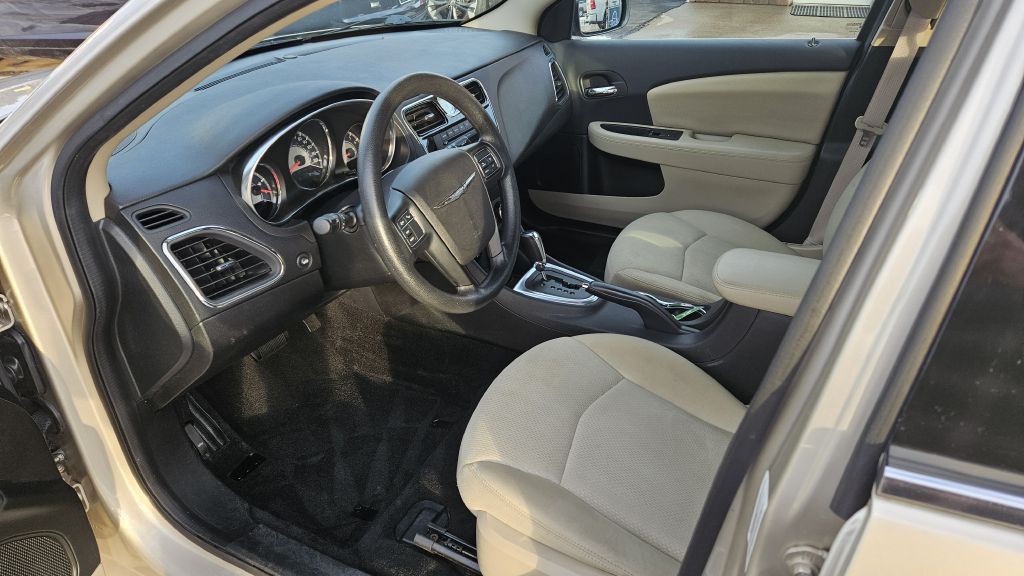 2013 Chrysler 200 Image 5