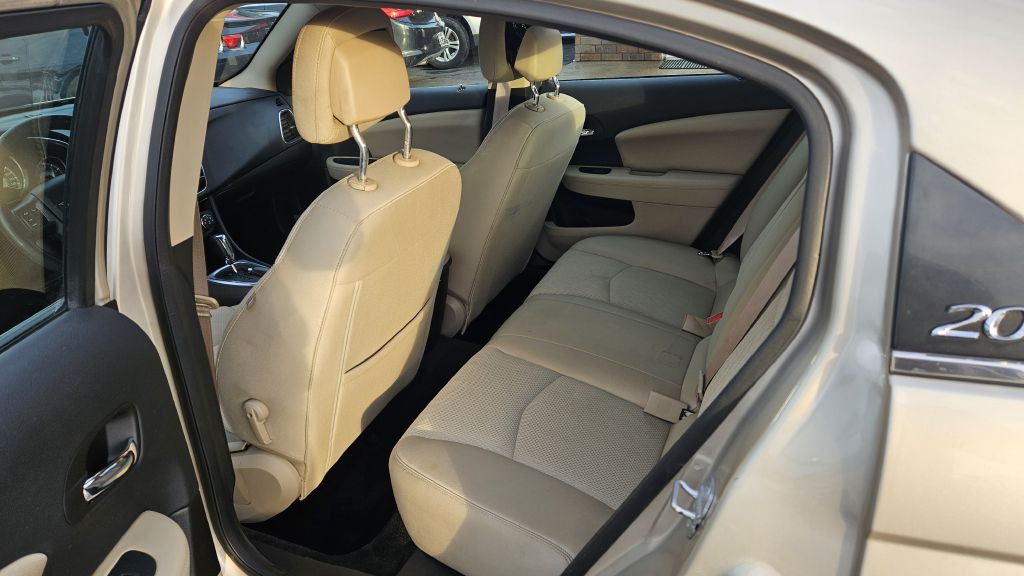 2013 Chrysler 200 Image 6