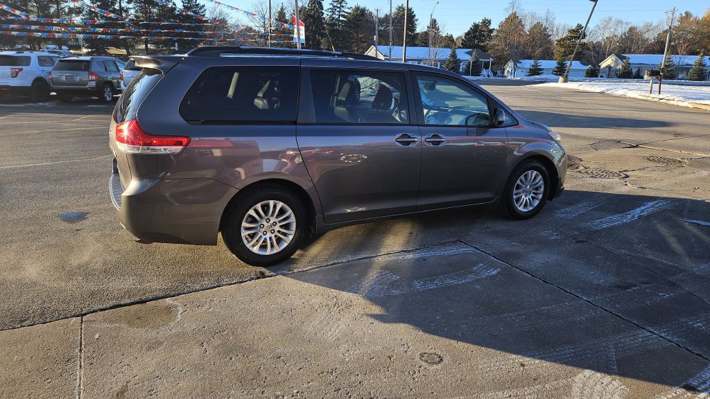 2011 Toyota Sienna Image 1