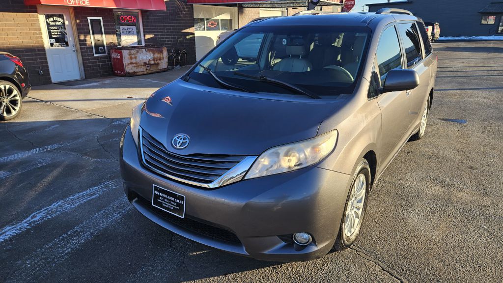 2011 Toyota Sienna Image 2