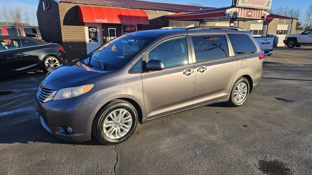 2011 Toyota Sienna Image 3