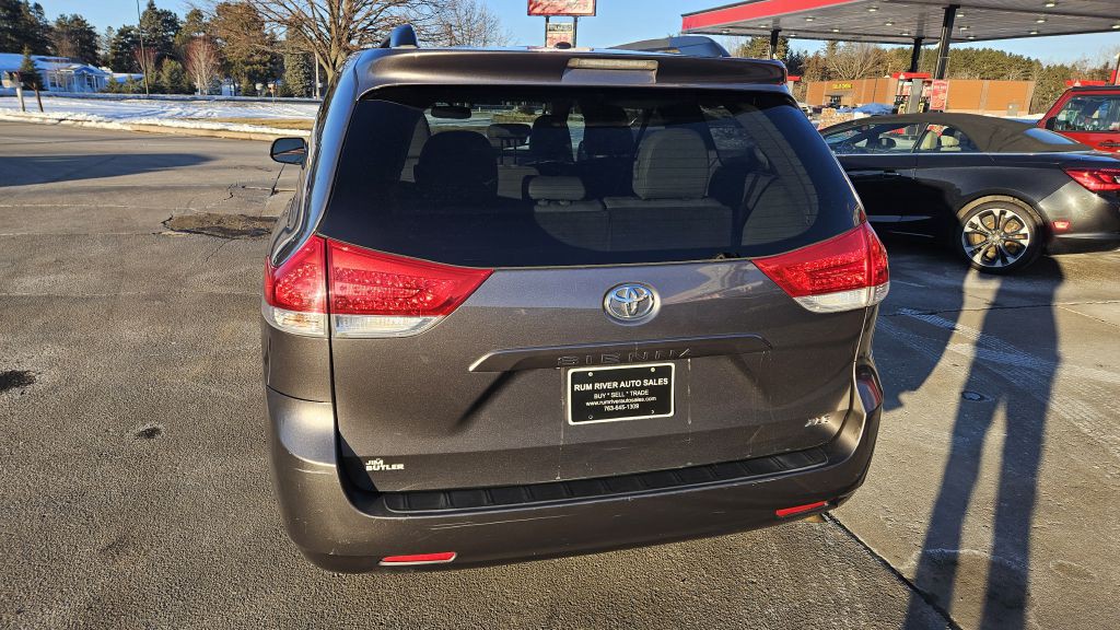 2011 Toyota Sienna Image 4