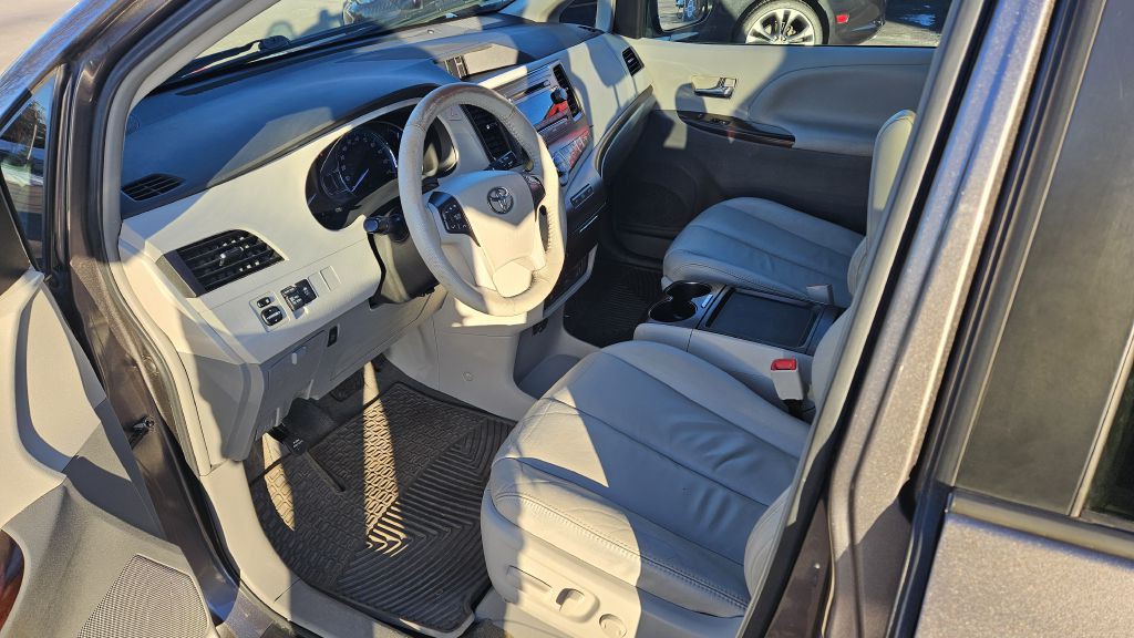 2011 Toyota Sienna Image 6