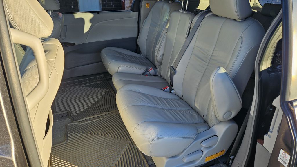 2011 Toyota Sienna Image 7