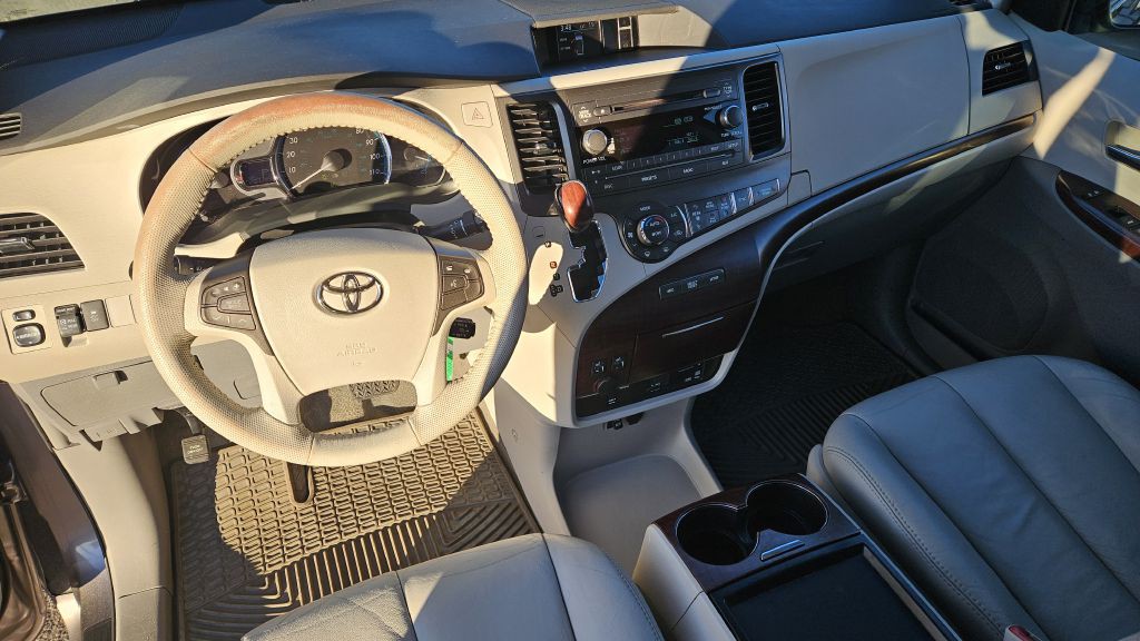 2011 Toyota Sienna Image 8