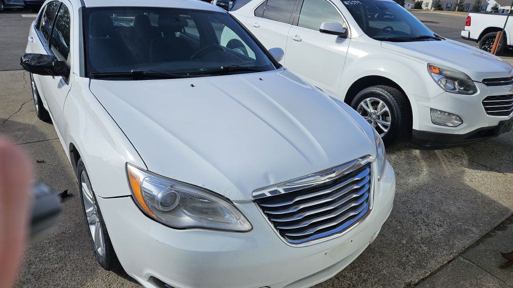 2012 Chrysler 200 Image 2