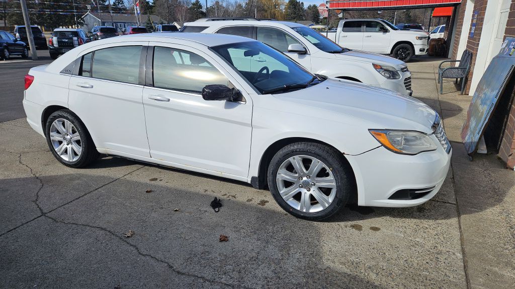 2012 Chrysler 200 Image 3