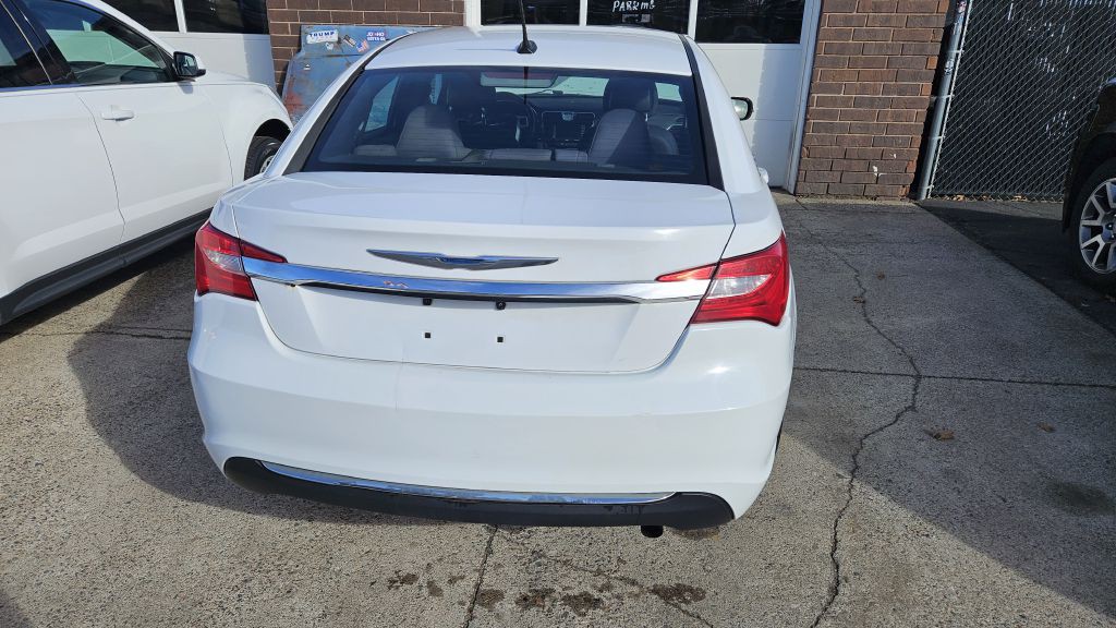 2012 Chrysler 200 Image 4