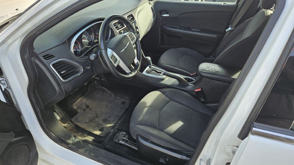 2012 Chrysler 200 Image 5