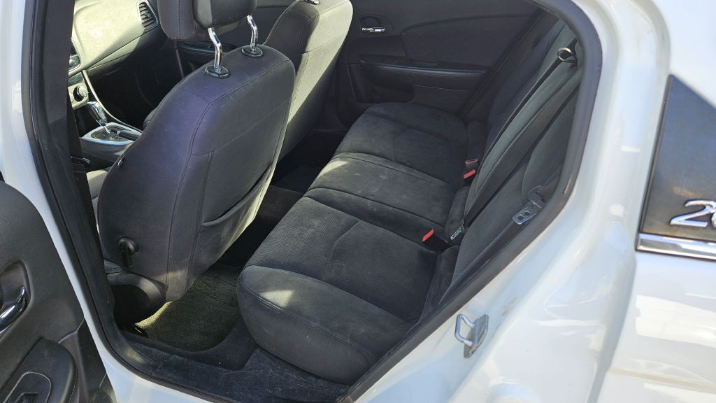 2012 Chrysler 200 Image 6