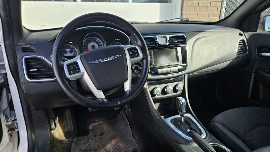 2012 Chrysler 200 Image 7