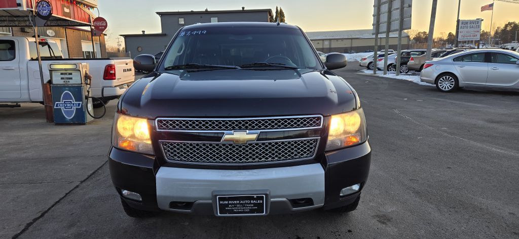 2011 Chevrolet Suburban Image 2