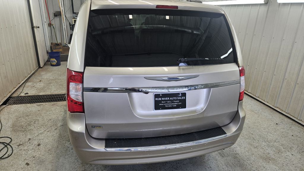 2014 Chrysler Town & Country Image 4