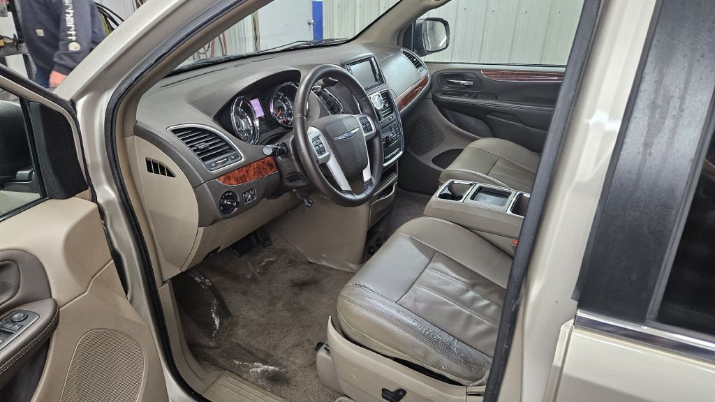 2014 Chrysler Town & Country Image 5