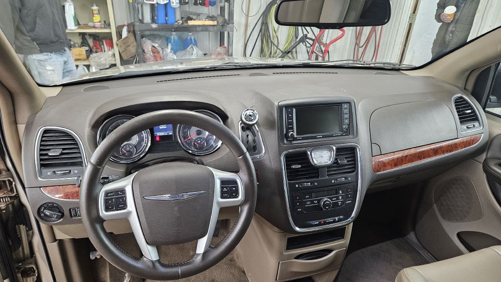 2014 Chrysler Town & Country Image 7