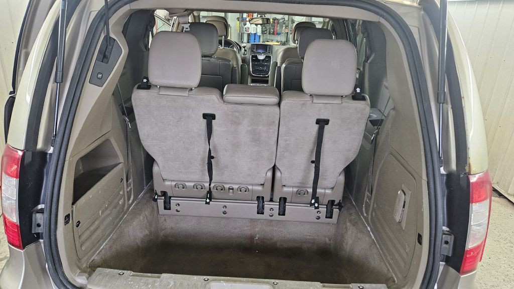 2014 Chrysler Town & Country Image 8