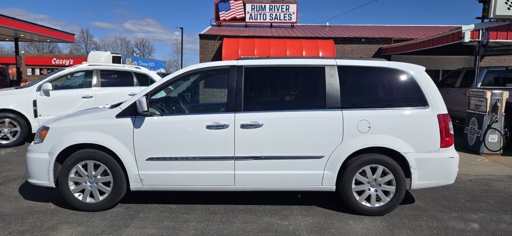 2014 Chrysler Town & Country Image 2