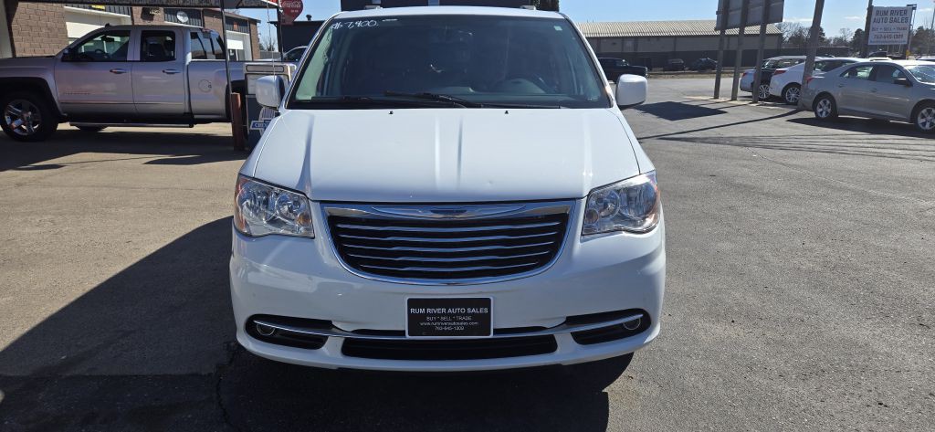 2014 Chrysler Town & Country Image 3
