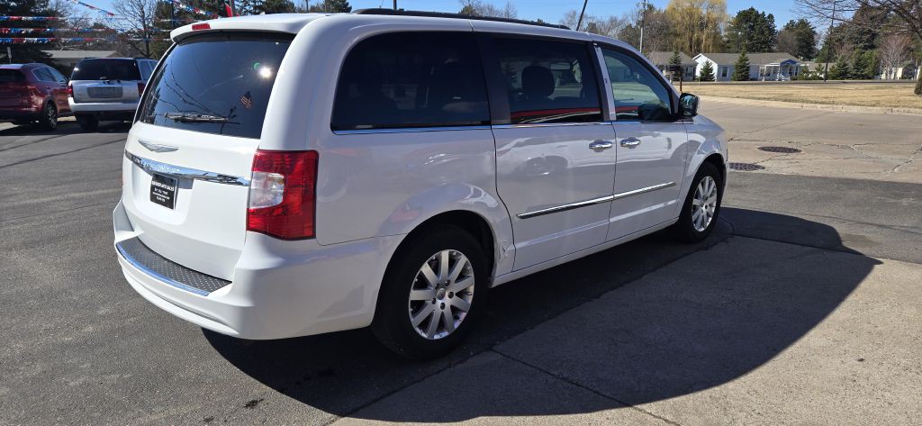 2014 Chrysler Town & Country Image 4