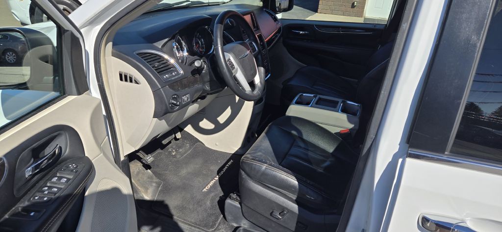 2014 Chrysler Town & Country Image 5