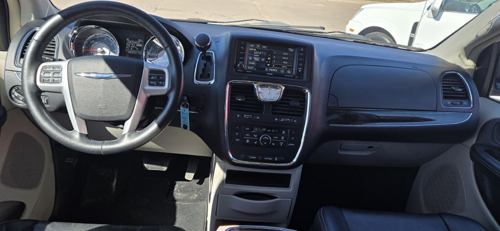 2014 Chrysler Town & Country Image 6