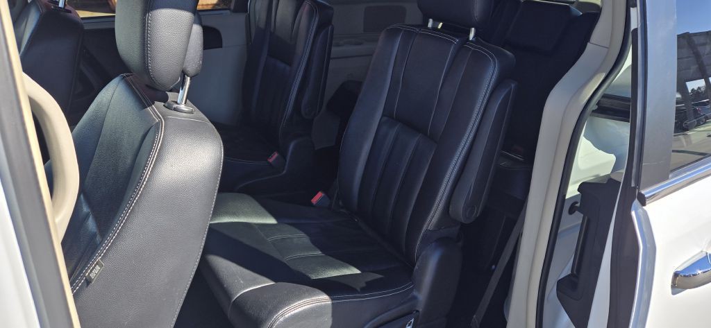 2014 Chrysler Town & Country Image 7