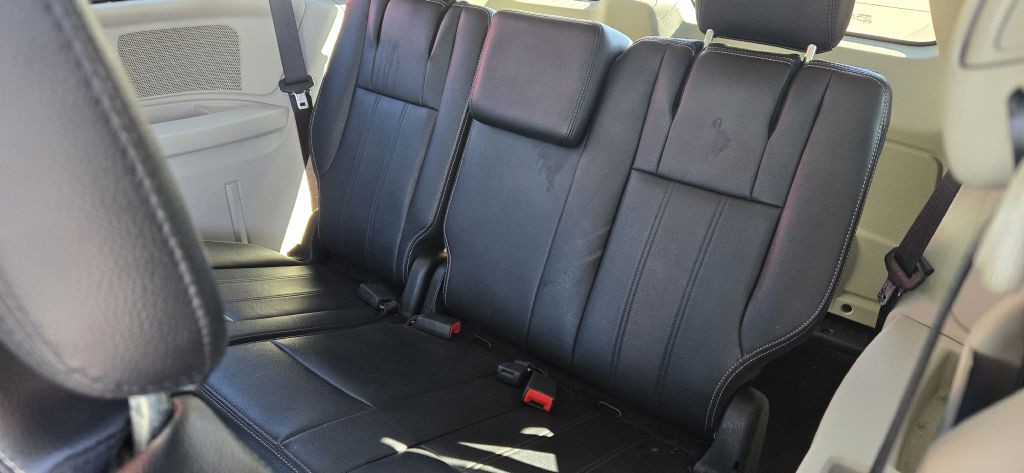 2014 Chrysler Town & Country Image 8