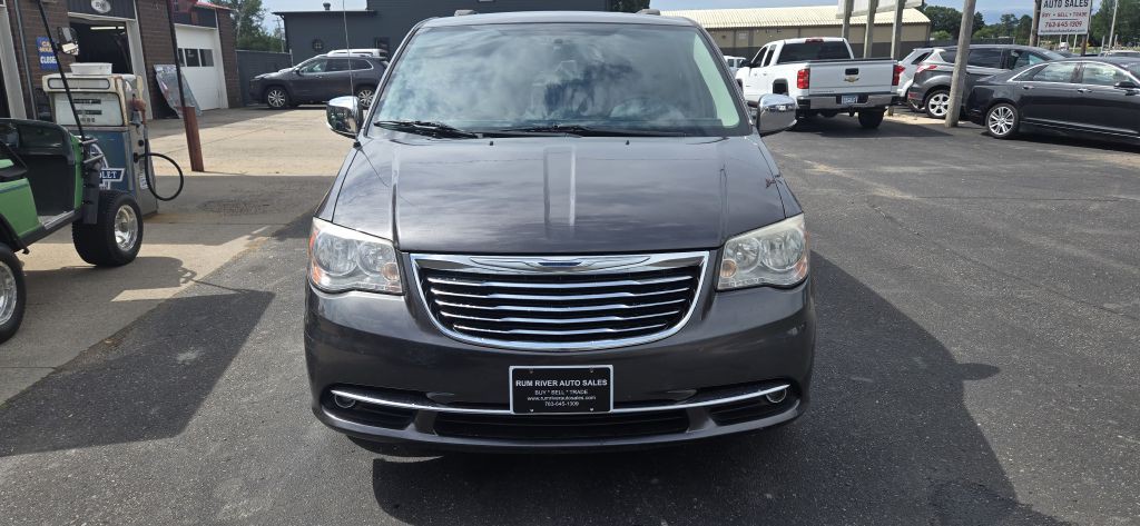 2014 Chrysler Town & Country Image 2