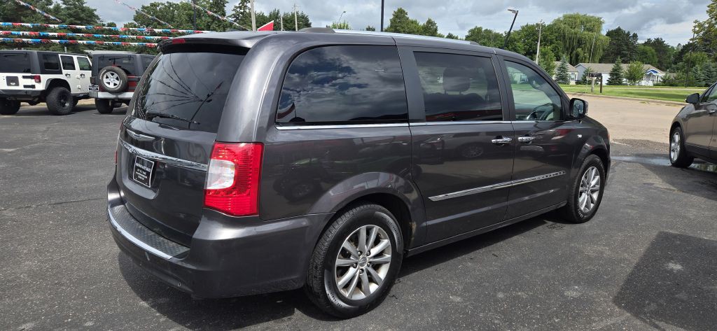 2014 Chrysler Town & Country Image 4