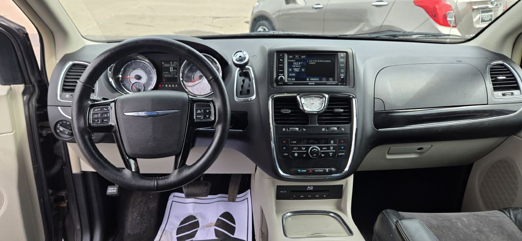 2014 Chrysler Town & Country Image 6