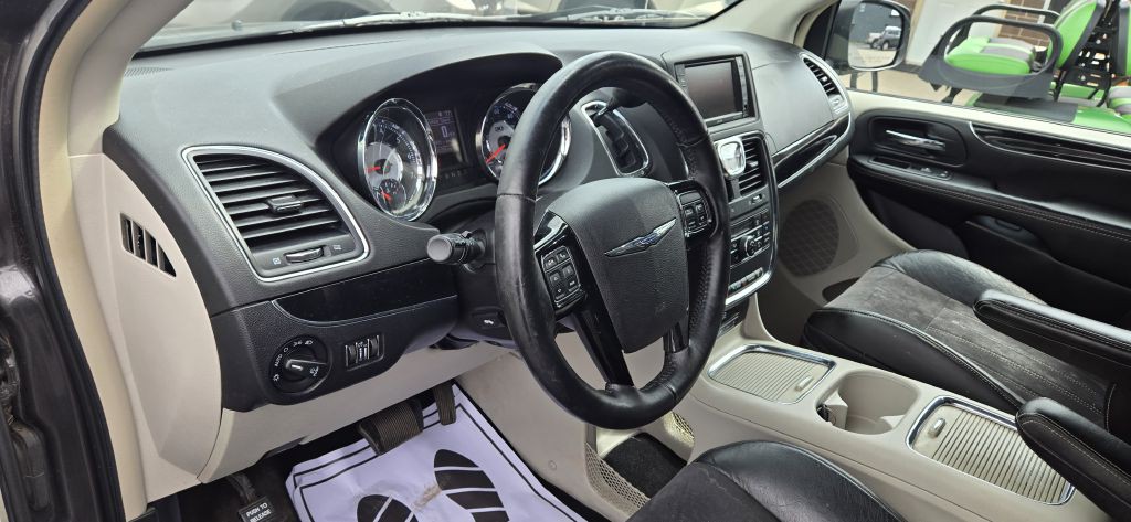 2014 Chrysler Town & Country Image 7