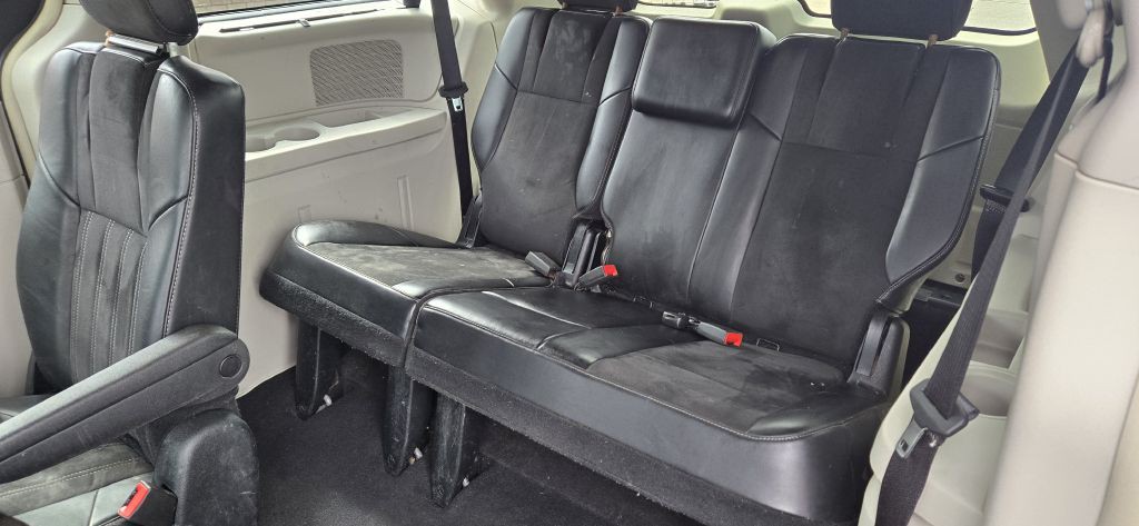 2014 Chrysler Town & Country Image 9