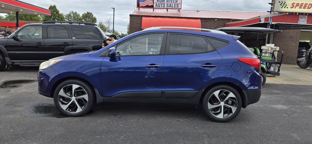 2011 Hyundai Tucson Image 2