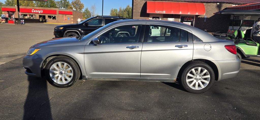 2013 Chrysler 200 Image 1