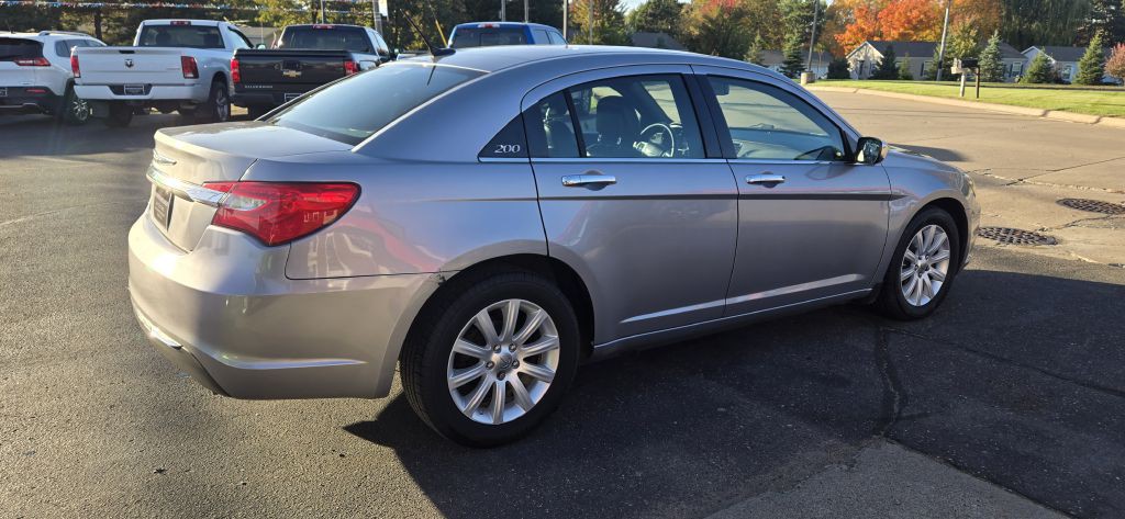 2013 Chrysler 200 Image 2