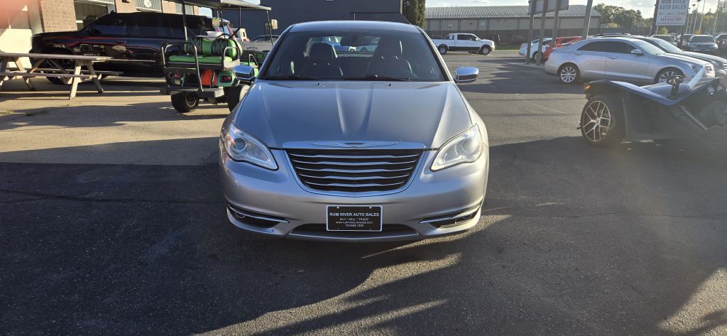 2013 Chrysler 200 Image 3