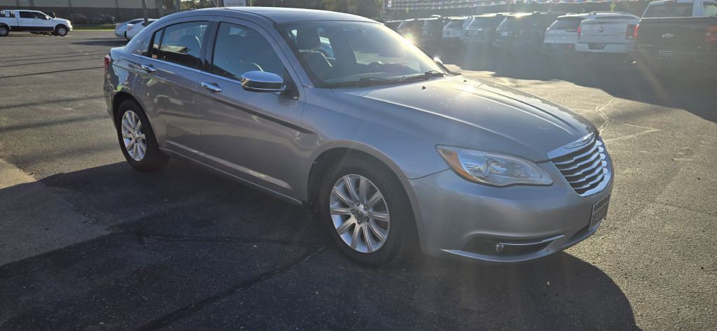 2013 Chrysler 200 Image 4