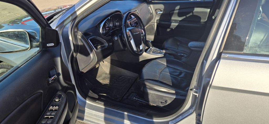 2013 Chrysler 200 Image 5